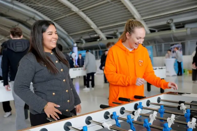 Jugendliche beim Tischfußball auf einem Karriere Kick Event – spielerische Begegnung hilft beim Lehrlinge finden.